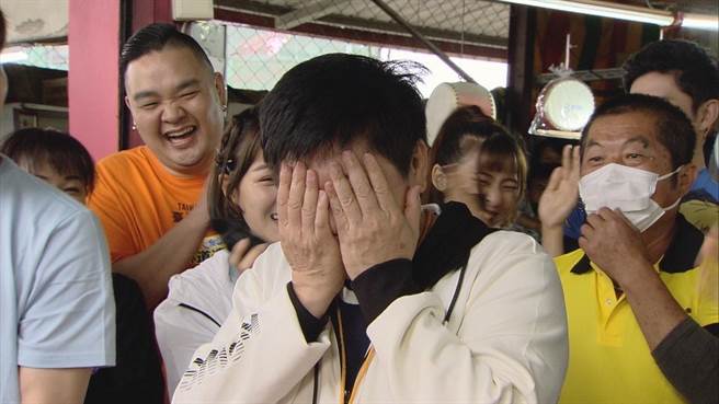 屡撞不破，害胡瓜痛苦到捂脸。（民视提供）