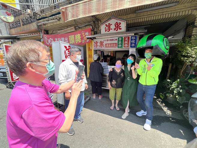 「港湖女神」立委高嘉瑜(右二)10日再度南下帮民进党台南市议员拟参选人王宣贸(右)站台。(王宣贸提供／刘秀芬台南传真)