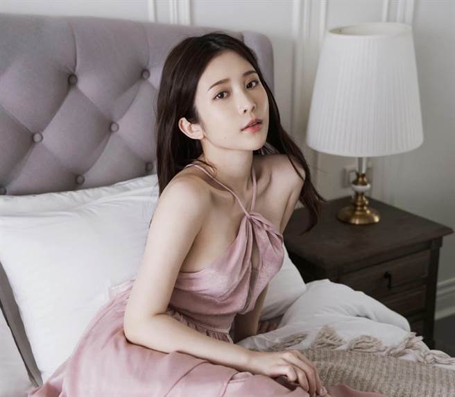 「鸡排妹」郑家纯新网路节目《有阿纯好家在》分享购屋、风水等话题。（千巡影世提供）