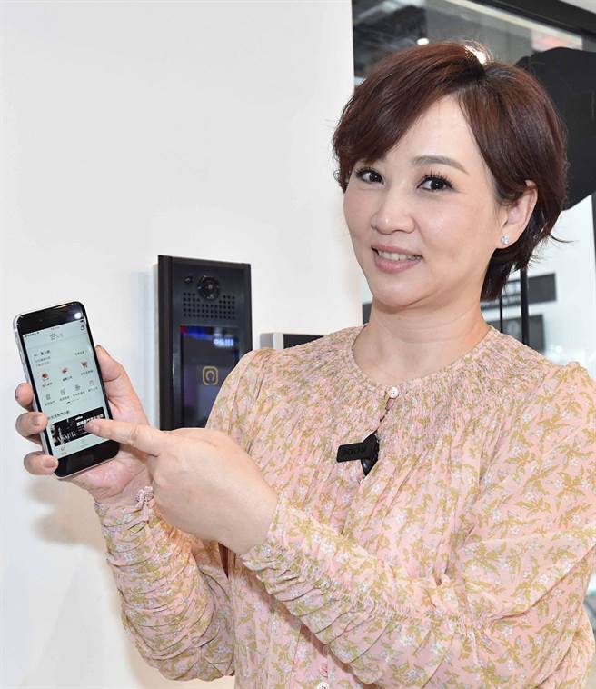 郁方代言中保好生活，因此登上台北小巨蛋。（摘自郁方脸书）