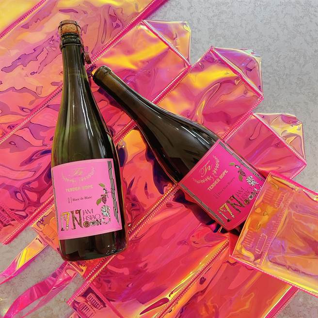 萧敬腾与加拿大濠久酒庄合作推出联名限量酒。（喜鹊娱乐提供）★中时新闻网关心您：喝酒过量，有碍健康！★中时新闻网提醒您：酒后不开车，安全有保障
