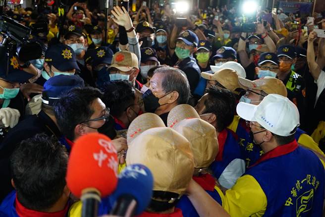 大甲妈祖遶境行程第2天行经彰化，往年时常发生衝突的一级战区「民生地下道」果然没有让人失望，混乱的场面再度占领个大版面，反观南彰化绕境年年和谐，过去鲜少发生衝突。(吴建辉摄)