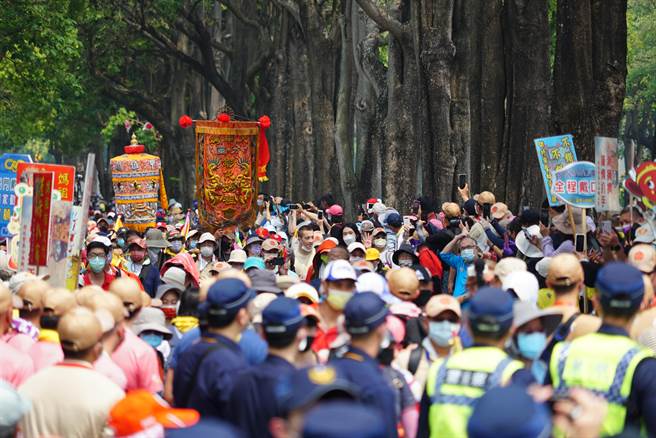 警方早早掌握情资，调动人员也年年增加，不过就算早已与接驾团体沟通协调约法三章，但仍无法平息、摆平所有想接驾的团体，认为这个问题无解，问题根本还是在「人」，而最无辜的还是慈悲的妈祖，与辛苦执勤的警察。(吴建辉摄)
