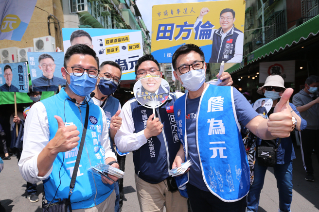 國民黨立委江啟臣(右一)10日陪同台北市議員參選人詹為元(左一)、黃子哲(左二)到松山草埔市場拜票，途中巧遇另一位國民黨台北市議員參選人田方倫(右二)，4人一起合影，互相加油打氣。(黃世麒攝)