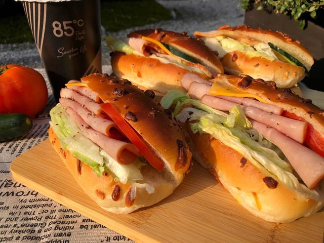 85℃新推出两款45元起司堡，大量蔬菜配上火腿或里肌肉，CP值相当高。（85℃提供）