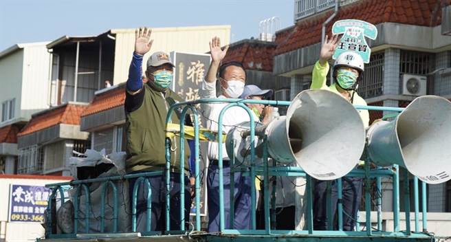 嘉义县长翁章梁(中)到台南为立委蔡易余子弟兵王宣贸助选。(王宣贸提供／刘秀芬台南传真)