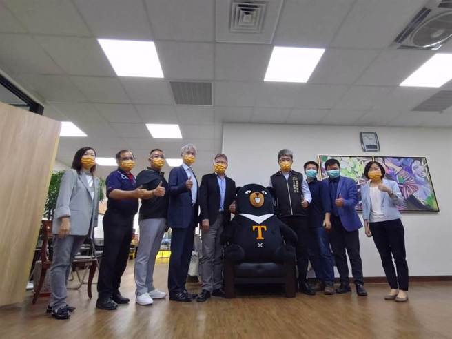 交通部觀光局副局長周廷彰肯定參山處的表現，鼓勵員工繼續努力，發展觀光產業。(參山處提供／林欣儀台中傳真)
