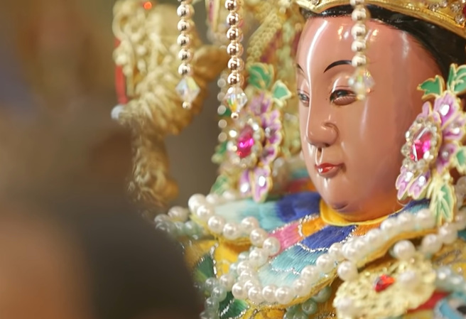 妈祖遶境活动起跑，于美人接受专访分享于遶境活动中的亲身经歷。（翻摄中时新闻网影片）