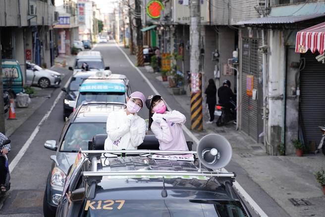 民進黨高市議員初選電話民調明日登場，「邁向過半大聯盟」第1選區參選人林慧欣（左）今日在高雄市議員黃捷（右）陪同下，展開車隊掃街。（林雅惠攝）