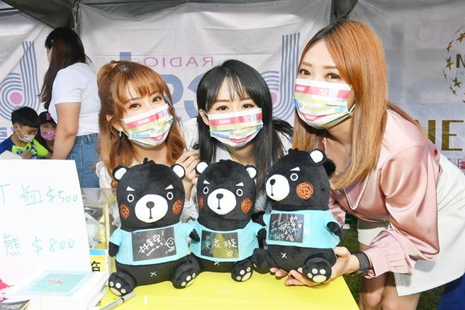 林奕雯（左起）、吴衣璇、庄雨洁参与公益义卖，帮助青少年。（华视提供）