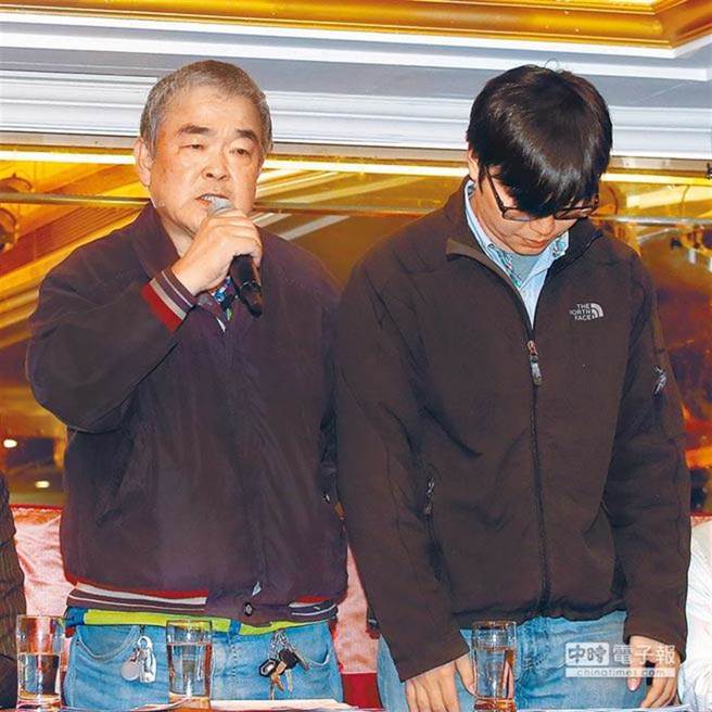 蝶恋花旅行社车祸意外，驾驶康育薰、领队萧如进的家属向负责人周比苍（左）父子求偿近千万。 （报系资料照）