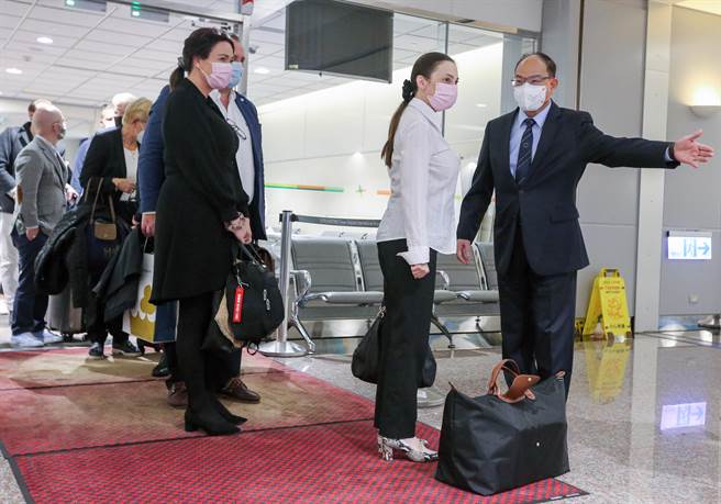 瑞典國會「台灣-瑞典國會議員協會」主席歐柏莉（Boriana Aberg）（右二）與外交部政務次長曾厚仁（右一）雙方以手肘互碰方式取代握手。（陳麒全攝）