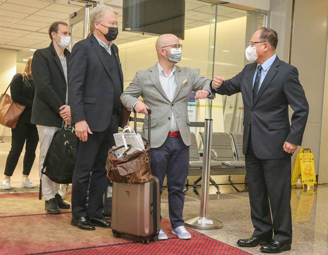 瑞典籍「歐洲議會」議員魏莫斯（Charlie Weimers）與外交部政務次長曾厚仁（右一）雙方以手肘互碰方式取代握手。（陳麒全攝）