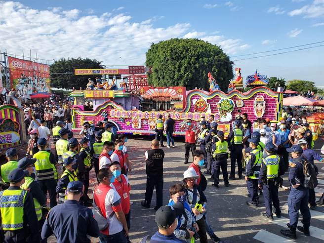 北港武德宫昨发生阵头开打事件，大甲妈祖今（10日）下午5点多进入云林县西螺镇，云林县警局布署500名警力维持秩序。（周丽兰摄）