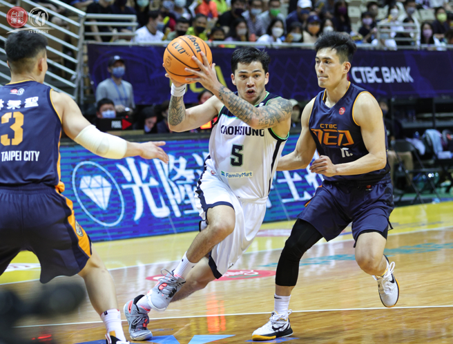 布鋭克曼（中）缴出17分、14助攻。（T1联盟）