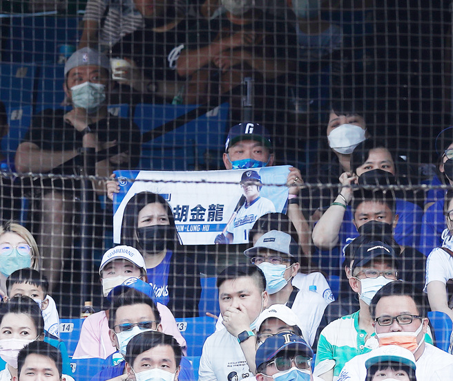 球迷拿毛巾为胡金龙应援。（陈怡诚摄）