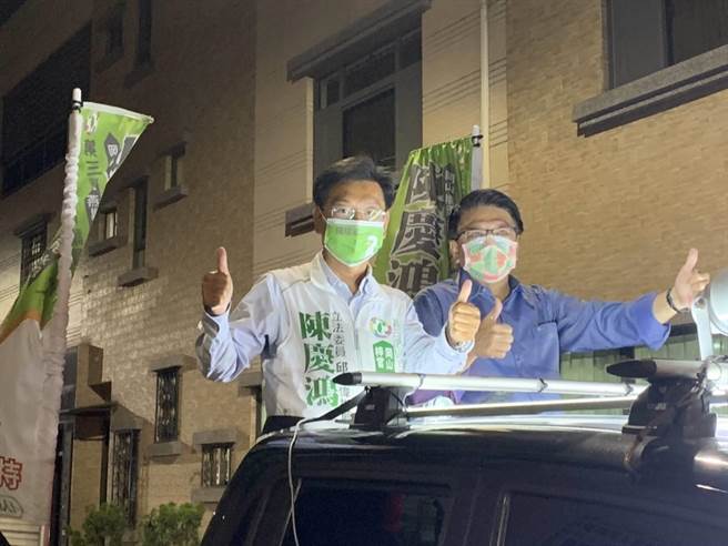 大冈山市议员参选人陈庆鸿表示，在选前到数几个小时，非常感谢潘县长从屏东远道而来替他拉抬人气。（柯宗纬翻摄）