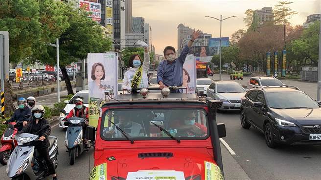 屏东县长潘孟安为高雄前金新兴苓雅参选人汤咏瑜辅选。（柯宗纬翻摄）