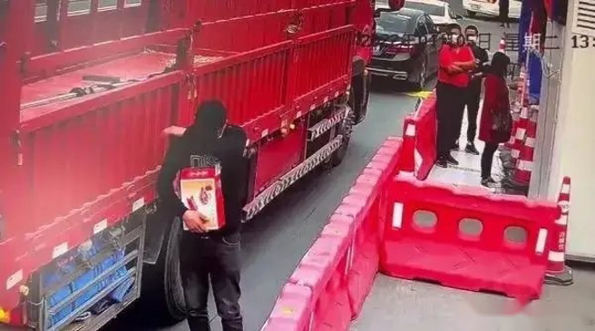 一名被堵在高速公路上数天的货车司机因缺乏食物与水，受人赠予一袋食物后痛哭失声。（图／网路）