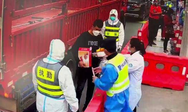 大陆十余省市封闭高速公路出口，避免受到疫情衝击。各个高速公路出口前堵满货车，一名司机堵了7天只靠着馒头飢，被警察与善心人士赠与食物。（图／网路）