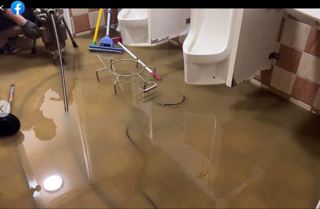 一名网友上网求助，表示粪水如瀑布淹没办公室，原本关闭水塔开关，但一名社区管委宣称「儿子要洗澡」，自行打开开关。（截自脸书《爆料公社(官方粉专专属)》影片）