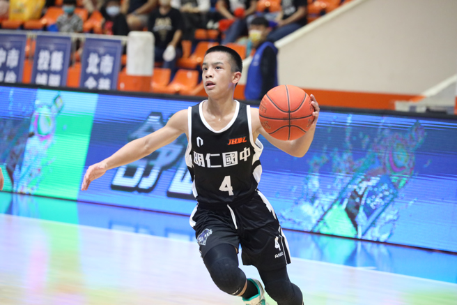 明仁160公分国二后卫全亿决胜期连飙7分。（高中体总提供）