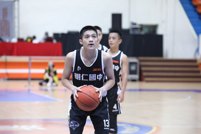明仁谢民伟拿14分。（高中体总提供）