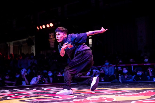 Red Bull BC One评审一致认同B-Boy T-Four（卢隽）身体状态调整得非常好，表演相当有整体性。（Red Bull提供）