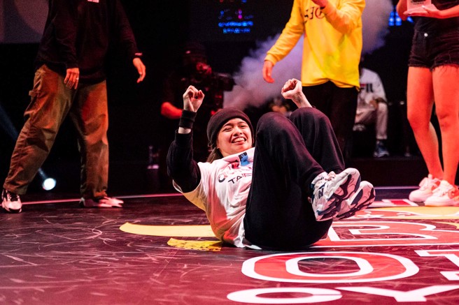B-Girl R-Ning（程聿寧）得知自己将能代表台湾出战世界总决赛，兴奋地在地上滚动。（Red Bull提供）
