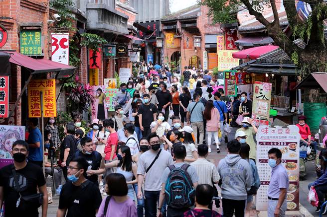 民眾趁着假日出游，新北市的深坑老街游客如织，民眾除了饮食外都戴上口罩，做好自身防护。（黄世麒摄）