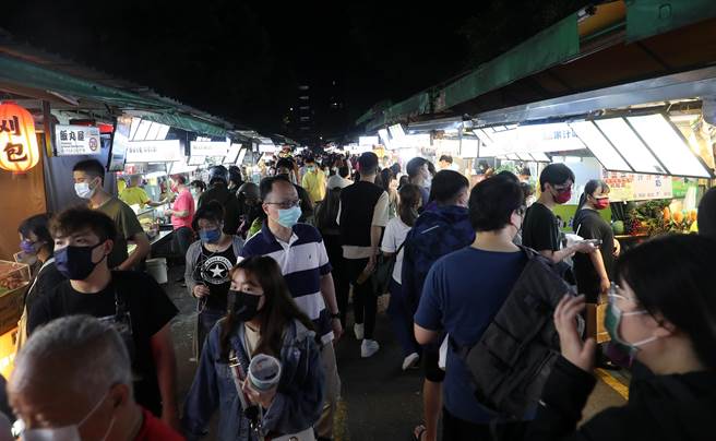台北万华的夜市美食也吸引民眾消费，民眾除了饮食外都戴上口罩，做好自身防护。（刘宗龙摄）