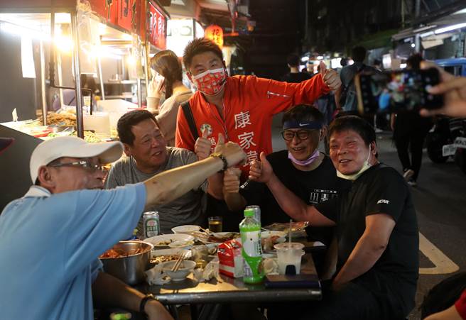 议员参选人戴着口罩在夜市扫街拜票，向逛街的民眾请托。（刘宗龙摄）