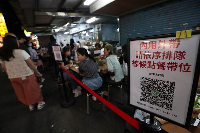 店家在店外不仅设置QR code，让客人落实实名制，更拉起红龙绳做好内用外带的人流管控。（刘宗龙摄）