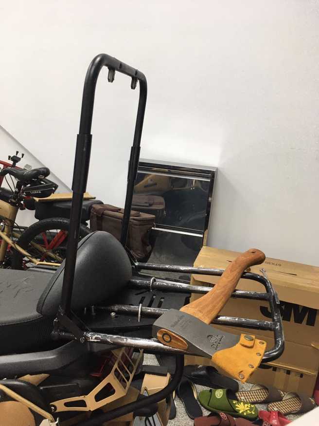 网友改装机车货架上还有一把斧头， 表示是野营睡觉防山猪用的。（翻摄脸书社团《骑车环岛趣》）