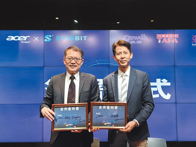 宏碁集团旗下子公司Acer Gadget倚天酷碁，携手STARBIT思伟达签署合作意向书，共同打造元宇宙世界Jcard 2.0。图为倚天酷碁总经理锺逸钧（左）、思伟达执行长邓万伟（右）。图／翁毓岚