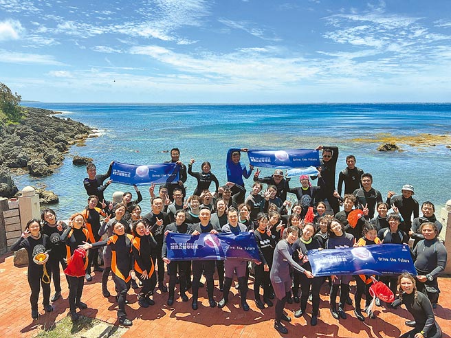「和泰公益梦想家」一日体验－海底侦查员活动，号召青年学子及和泰集团志工，透过净海、净滩守护海洋。图／和泰集团提供