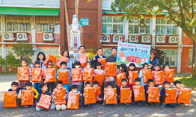國瑞汽車捐贈防災頭套給桃園市中壢區大崙國小現場合影。圖／國瑞汽車提供