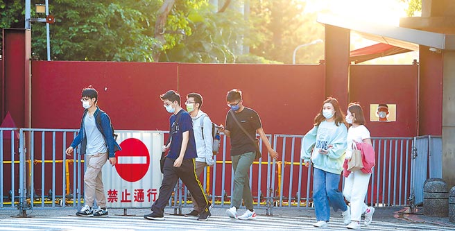 蔡总统将在官邸隔离至4月14日止，图为民眾行经官邸，大门前围起栏杆禁止出入。（郑任南摄）