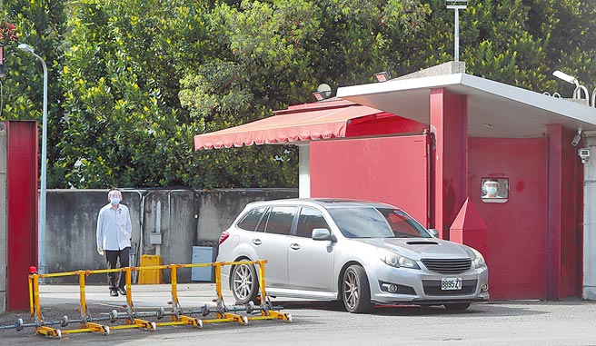 蔡英文总统将在官邸隔离，戒备极为森严。图为车辆进出官邸。（郑任南摄）