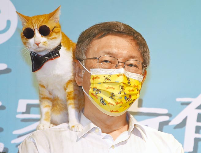 台北市长柯文哲9日受邀参加「2022臺北与毛家庭有约」活动，并以「动物友善城市为毛小孩创造更好的生活环境」为题，说明台北市对于友善动物政策与成果进行演讲，结束后和宠物猫合影留念。（赵双杰摄）
