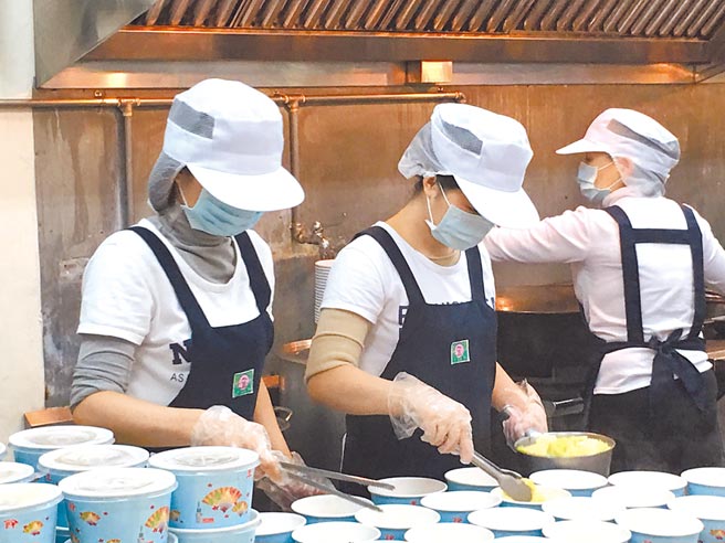 近年因新冠肺炎疫情、外送平台盛行等原因，廢紙餐具回收量大幅增加。（本報資料照片）