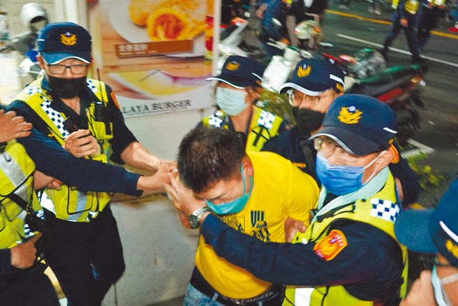 9日晚间民生地下道在顏清标压轿下，十分平和通过民生地下道，没想到在「白狼」张安乐抵达后，爆发好几波推挤衝突。（吴建辉摄）