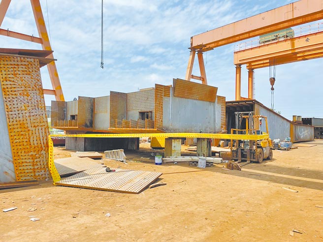 台南市盐水区一处工地发生钢板掉落砸死工人意外。（读者提供／刘秀芬台南传真）