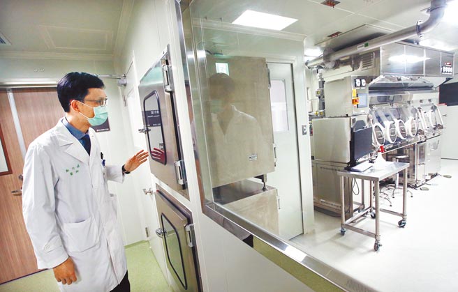 台大医院整形外科临床教授郑乃祯解说台大医院细胞治疗中心的隔离操作室。（范扬光摄）