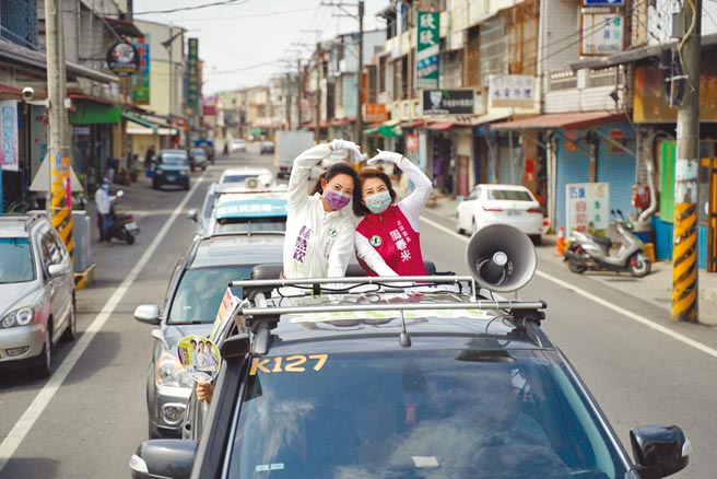 立委周春米（右）替市議員參選人林慧欣（左）聲援打氣。（林雅惠攝）