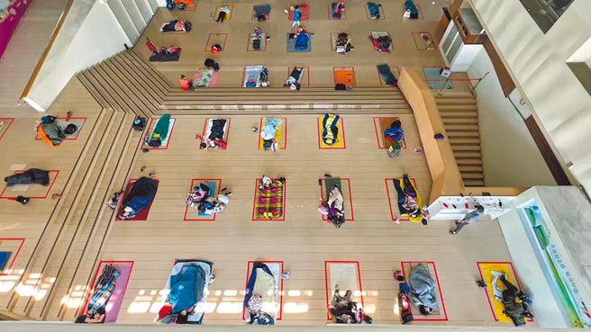 县府表示，9日上午7点至24点，开放1楼中庭让香客休息，不过必须遵守室内社交距离1.5公尺，因此派驻人员控管中庭休憩人数，进入县府内需要实联制，量测体温，全程必须佩戴口罩。（民眾提供/吴建辉彰化传真）