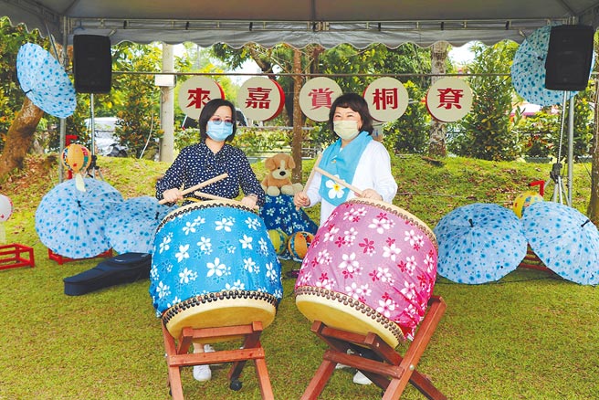 嘉义市客家桐花祭9日起跑，嘉义市长黄敏惠（右）与客委会艺文传播处长廖美玲（左）击鼓宣告桐花祭开展。（吕妍庭摄）