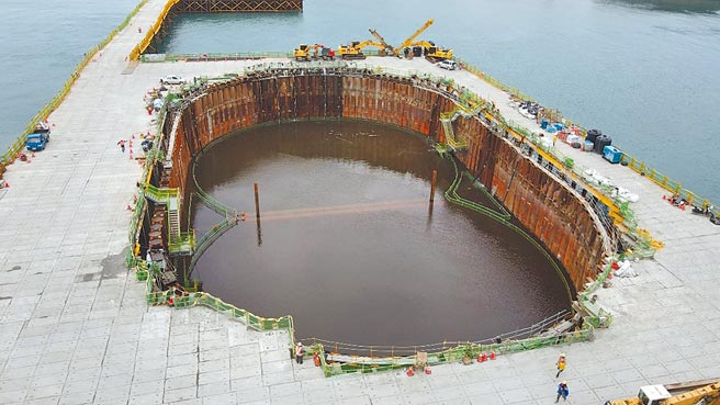 淡江大桥主桥墩灌浆处的防水钢管围堰出现破裂、漏水，交通部公路总局3月30日发现紧急抢修，4月8日初步止水后空拍照，围堰内外水头差已从14公尺降为5公尺。（交通部公路总局提供／陈慰慈新北传真）