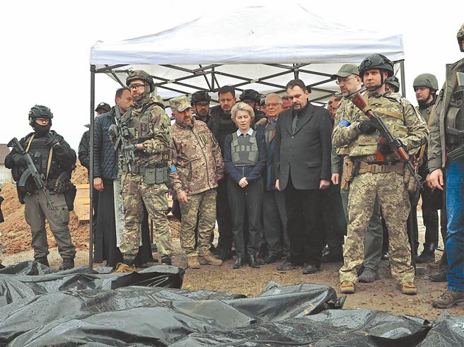 俄羅斯重整其在烏克蘭行動的指揮部，將任命南方軍區司令德沃尼科夫擔任在烏克蘭行動的總指揮。而在8日，歐盟執委會主席范德賴恩（中）親訪烏克蘭，並前往日前傳出平民遭大屠殺的布查鎮現場，譴責俄軍的暴行。（摘自范德賴恩推特）