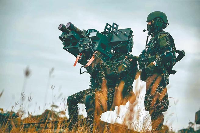 美國參議員霍利提出《台灣武器出口法案》，外交部表示將持續關注後續進展，並與美國國會友人及行政部門保持密切合作與聯繫。圖為陸戰隊官兵持雙聯裝刺針飛彈武器系統訓練，展現地面部隊機動防空戰力。（圖中華民國海軍）